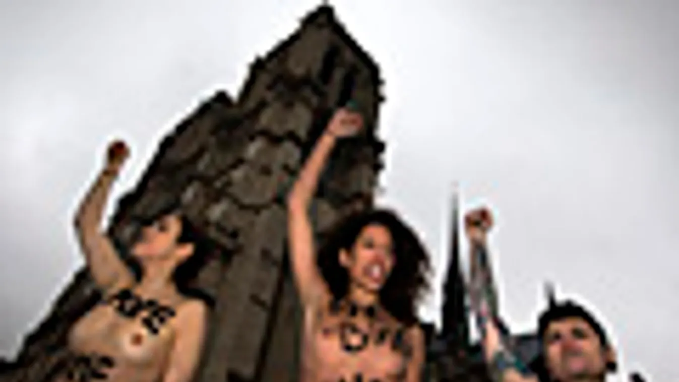 A Femen demonstrációja a Notre Dameban, Párizsban a pápa lemondása miatt