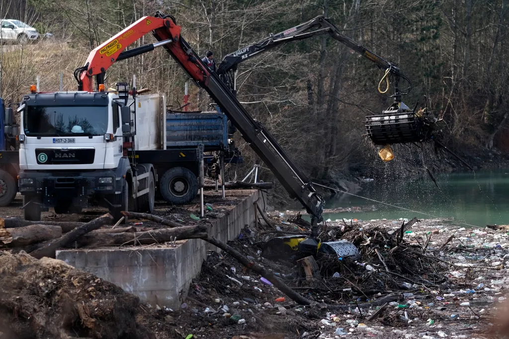 Visegrad, Drina folyó, hulladék, szemét, bosznia-hercegovina, 
  daruskocsi dolgozik FOLYÓ HÉTKÖZNAPI hulladék KÖZLEKEDÉSI ESZKÖZ munkagép szemét TÁJ takarít takarítás TÁRGY teherautó 