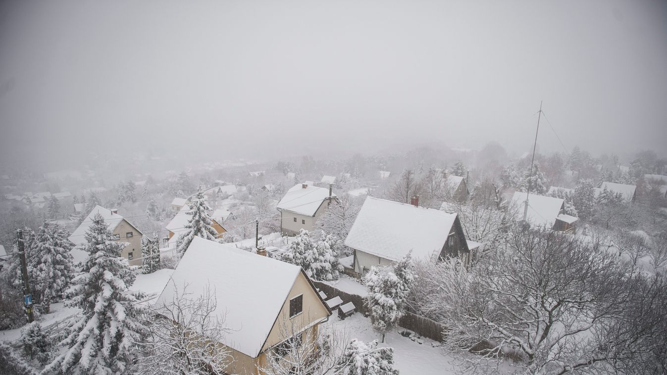 családi ház ÉPÜLET ÉVSZAK fa fenyőfa FOTÓ FOTÓTÉMA havas IDŐJÁRÁS Lakóépület NÖVÉNY tájkép tél téli kép városkép Orfű, 2015. január 25.
Behavazott házak Orfűn  2015. január 25-én.
MTI Fotó: Sóki Tamás 
