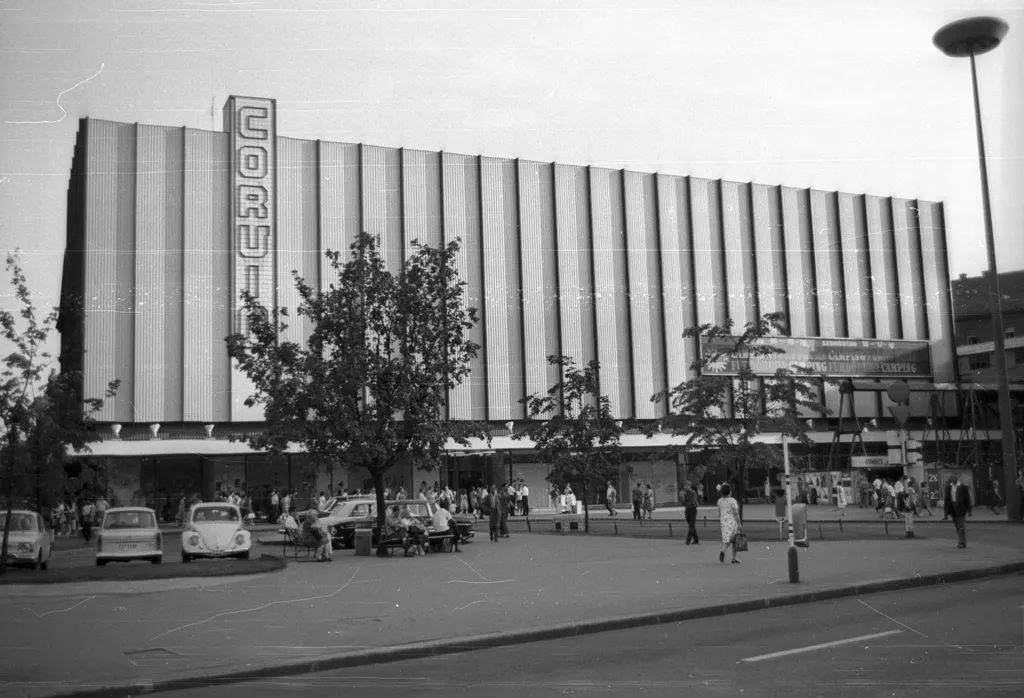 rendszerváltás előtti korszak nagy áruházai  Blaha Lujza tér, Corvin Áruház.
ÉV
1969 