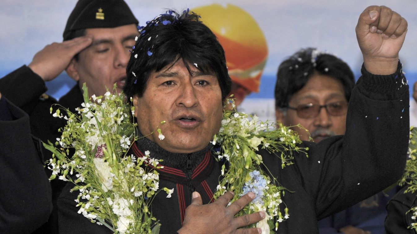 VERTICAL Bolivian President Evo Morales signngs the national anthem during the signing of a contract with German K-Utec AG Salt Technologies company to build a lithium carbonate plant in the Uyuni salt pan, in Uyuni, Bolivia, on August 16, 2015.  AFP PHOT
