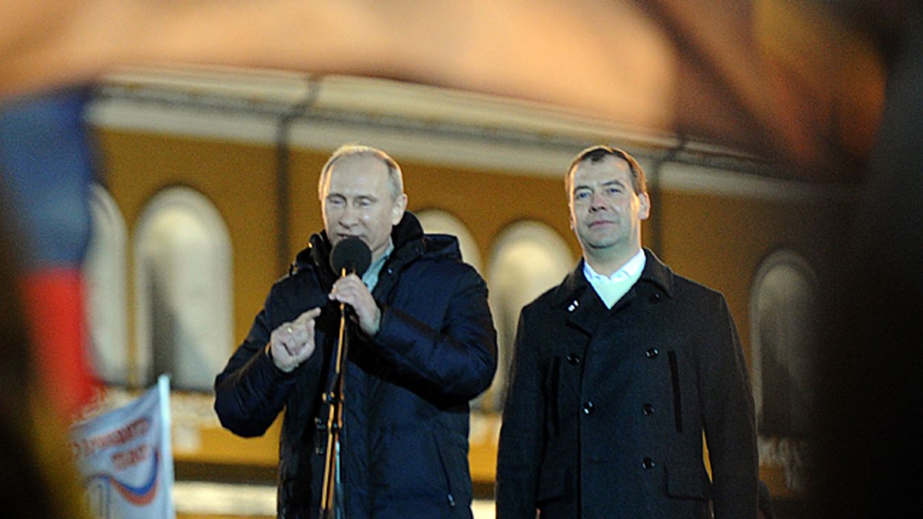 Oroszország, választások, elnökválasztás, Vlagyimir Putyin és a leköszönő Dimitrij Medvegyev érkezik a Maneznaja téren felállított színpadra