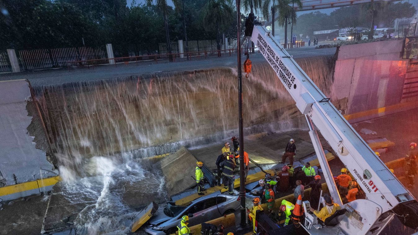 Santo Domingo, 2023. november 20.
Felhőszakadásban dolgoznak mentőegységek egy alagút bejáratának leomlott falburkolatánál a dominikai fővárosban, Santo Domingóban 2023. november 18-án. A karibi országot sújtó özönvízszerű esőzések nyomán legkevesebb kile