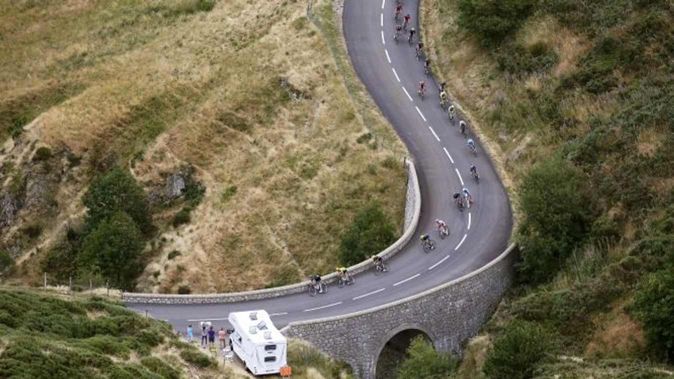 Valence, 2015. július 19. 
Versenyzők a 102. Tour de France profi országúti kerékpáros körverseny 15., a franciaországi Mende és Valence közötti 183 km-es szakaszán 2015. július 19-én. (MTI/AP/Sebastien Nogier) 