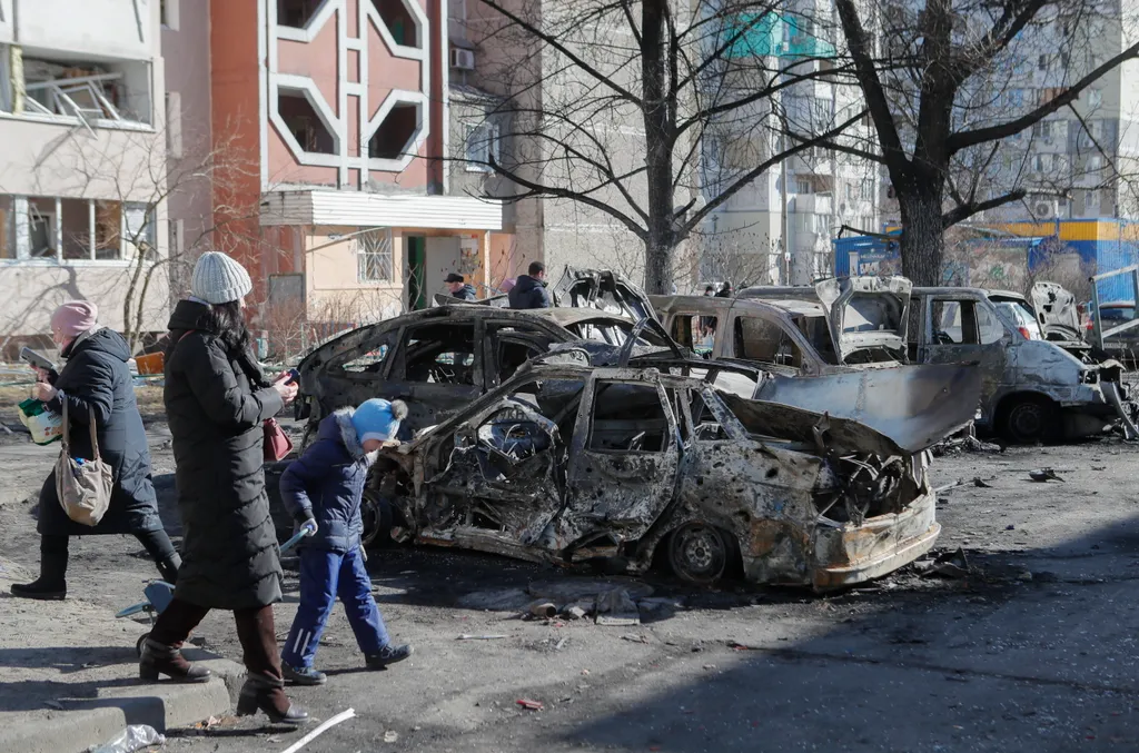 Orosz-ukrán háború, ukrán konfliktus, harc, Ukrajna, Kijev, általános utcakép, utca, bombázás, kiégett autók 
