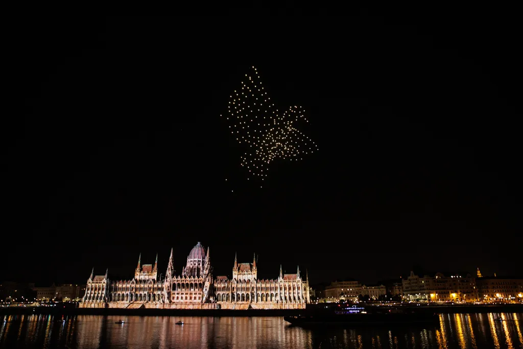 Tűzijáték, Budapest, 2022.08.27., tömeg, „Tűz és fények játéka" című műsor, fényfestés, drónshow, 