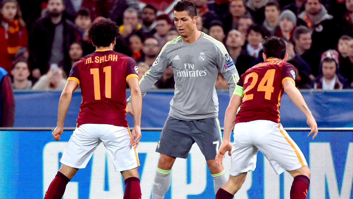 Cristiano Ronaldo, a spanyol Real Madrid (k), valamint Mohamed Salah (b) és Alessandro Florenzi, az olasz AS Roma játékosa a labdarúgó Bajnokok Ligája nyolcaddöntőjének első mérkőzésén a római Olimpiai Stadionban 