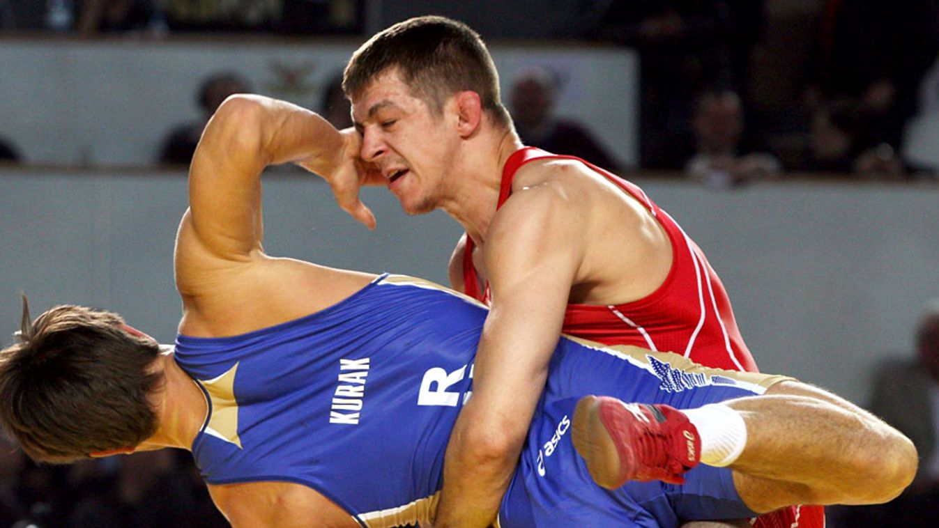 Lőrincz Tamás birkózó, L&otilde;rincz Tamás (pirosban) az orosz Adam Kurak ellen a kötöttfogásúak 66 kilogrammos súlycsoportjában a Tbilisziben zajló birkózó Európa-bajnokságon.