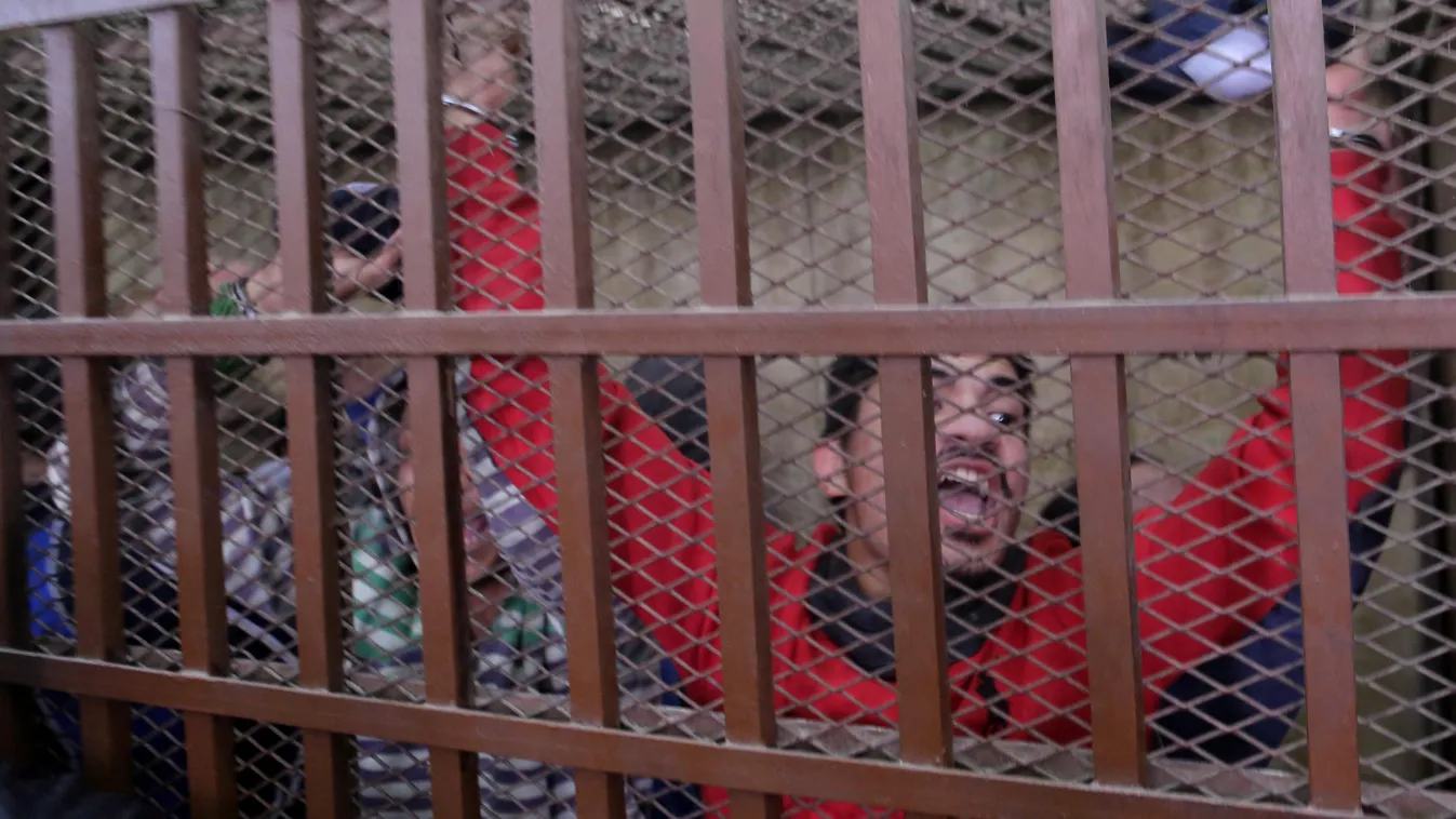 Kairó, 2015. január 12.
A kicsapongás miatt letartóztatott vádlottak kiabálnak rács mögött a kairói bíróságon 2015. január 12-én. A bíróság ártatlannak nyilvánította azt a 26 egyiptomi férfit, akiket azzal a vádoltak, hogy egy kairói fürdőben csoportos or