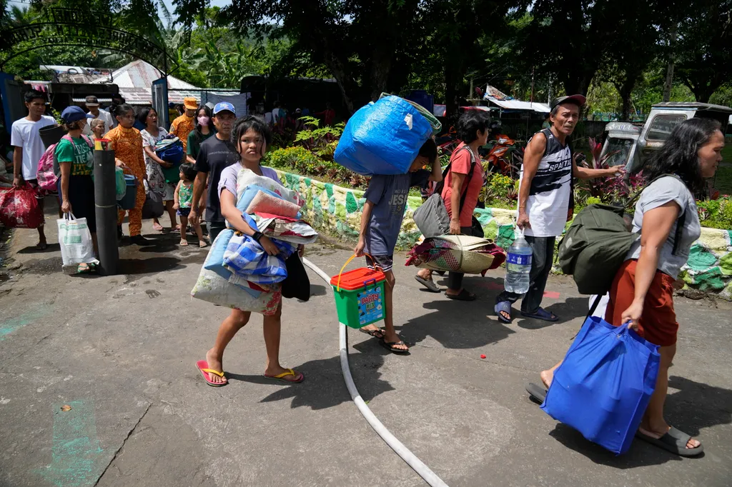 Fülöp-szigeteki Mayon vulkán Manila 
 kiköltöztetett emberek a Fülöp-szigeteki Albay tartományban fekvő Santo Domingóban lévő menedékhelyre érkeznek 2023. június 13-án. Az ország legaktívabb tűzhányójának kitörése miatt több mint 
