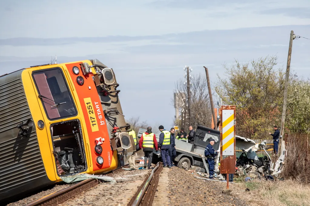 Több ember meghalt egy vonatbaleset Mindszent, vonat, baleset, vasúti átjáró 