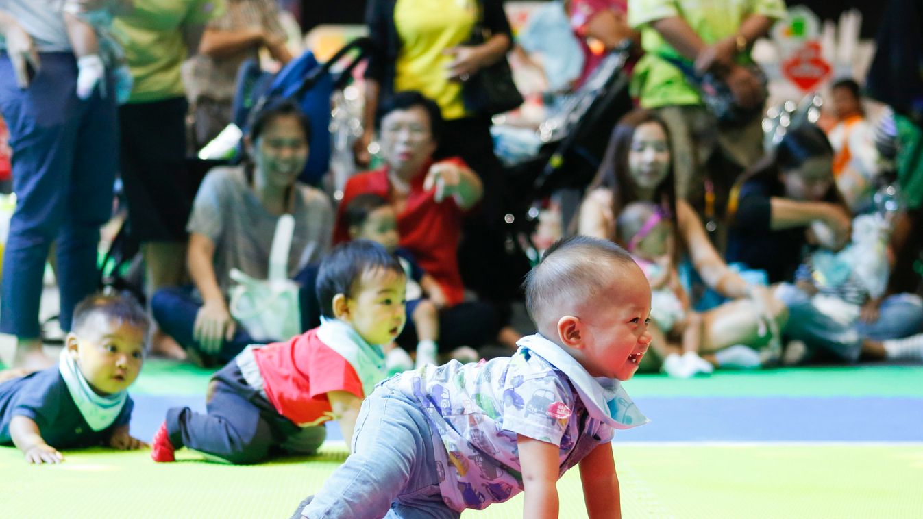 csecsemő kúszás
Crawling in front baby crawling competition baby crawling contest Thailand 