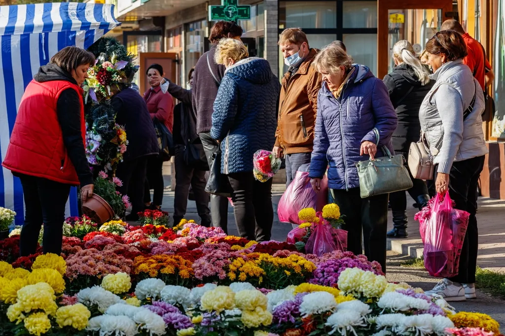 mindenszentek, halottak napja, temető, virág, koszorú, megemlékezés 