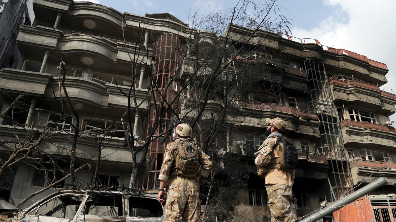 Kabul, 2019. július 29.
Terrortámadás után az afgán biztonsági erők emberei Kabulban 2019. július 29-én. Az előző nap fegyveresek pokolgépet robbantottak, majd megrohamozták az afgán elnök alelnökjelöltje, Amrullah Száleh pártjának székházát. Legalább hús