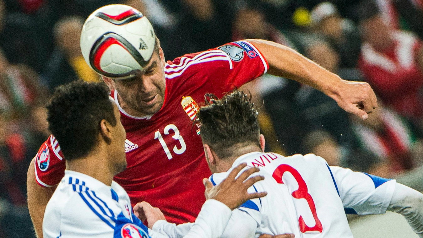 Böde Dániel gólt fejel a Magyarország - Feröer-szigetek labdarúgó Európa-bajnoki selejtezőmérkőzésen a Groupama Arénában 2015. október 8-án. 