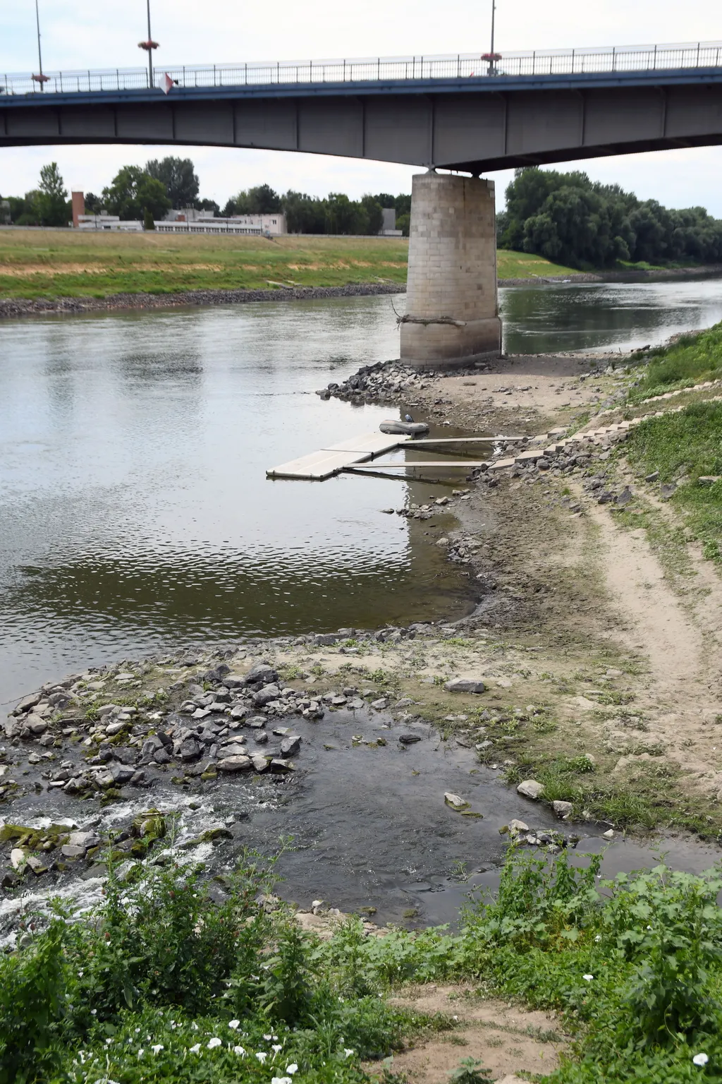 FOLYÓ folyópart TÁJ híd KÖZLEKEDÉSI LÉTESÍTMÉNY 	Nagyon alacsony a Tisza vízállása 