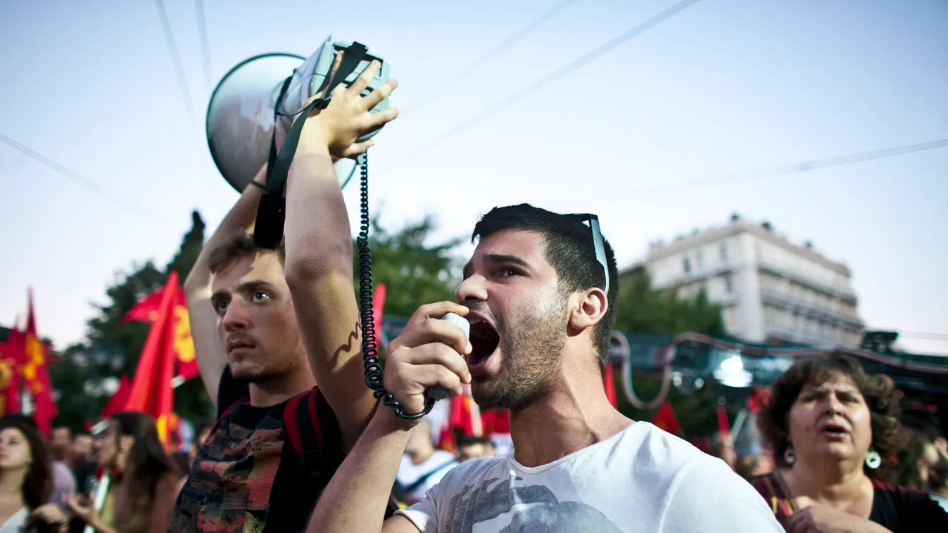 Athén Görögország Görög Kommunista Párt(KKE) tüntetése a Szitagma téren. A föleg fiatalokból álló Kommunista Párt mindenkit arra biztat, hogy a vasárnapi népszavazáson két nemmel (tehát érvénytelenül) voksoljon
Fotó:Dudás Szabolcs
2015.07.02. 