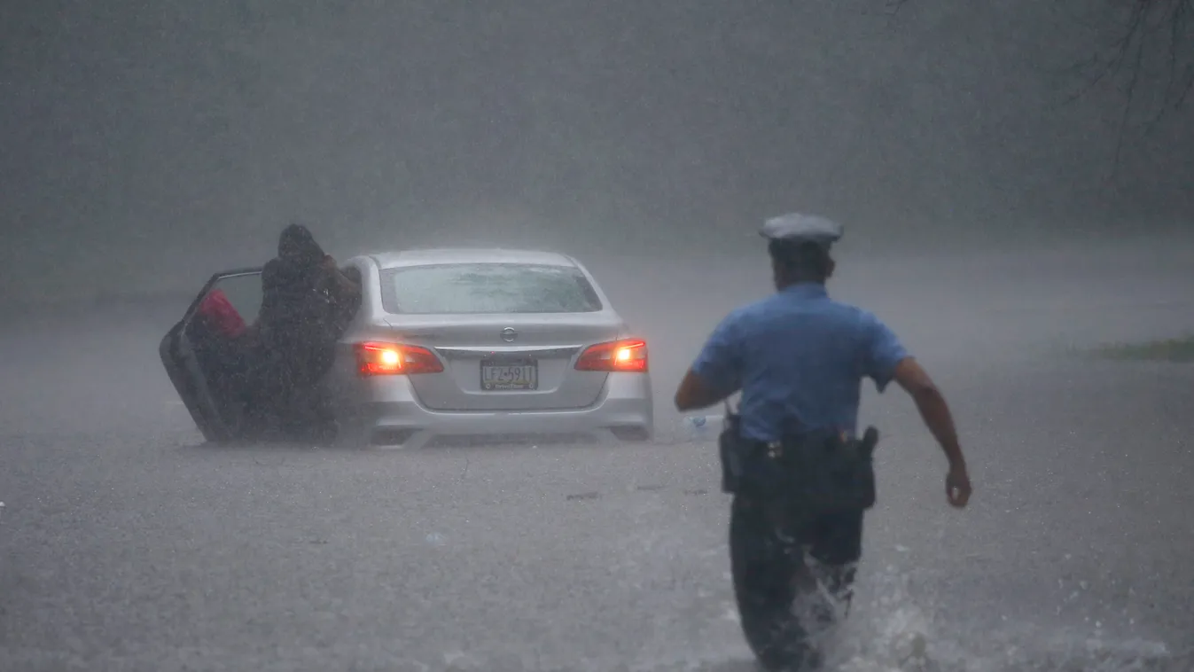 Philadelphia, 2020. augusztus 4.
Rendőr siet a térdig érő vízben egy elakadt járművezetőnek segíteni az Ézsaiás trópusi vihar elvonulása után Philadelphiában 2020. augusztus 4-én. Pennsylvania államban a vihar számos településen áradásokat okozott.
MTI/AP