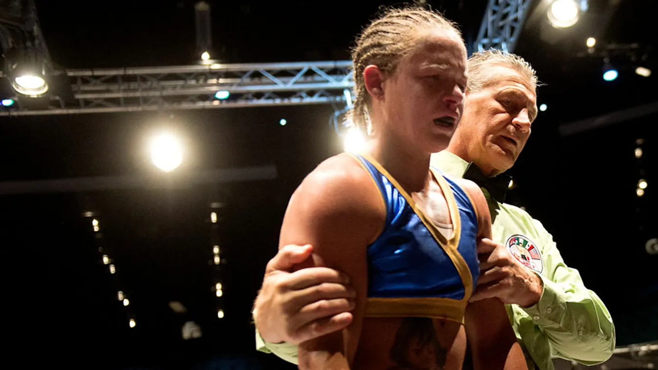 Frida Wallberget vezetik el bokszmeccse után, amelyben kikapott Diana Prazaktól, Stockholm, WCB, szuperpehelysúly