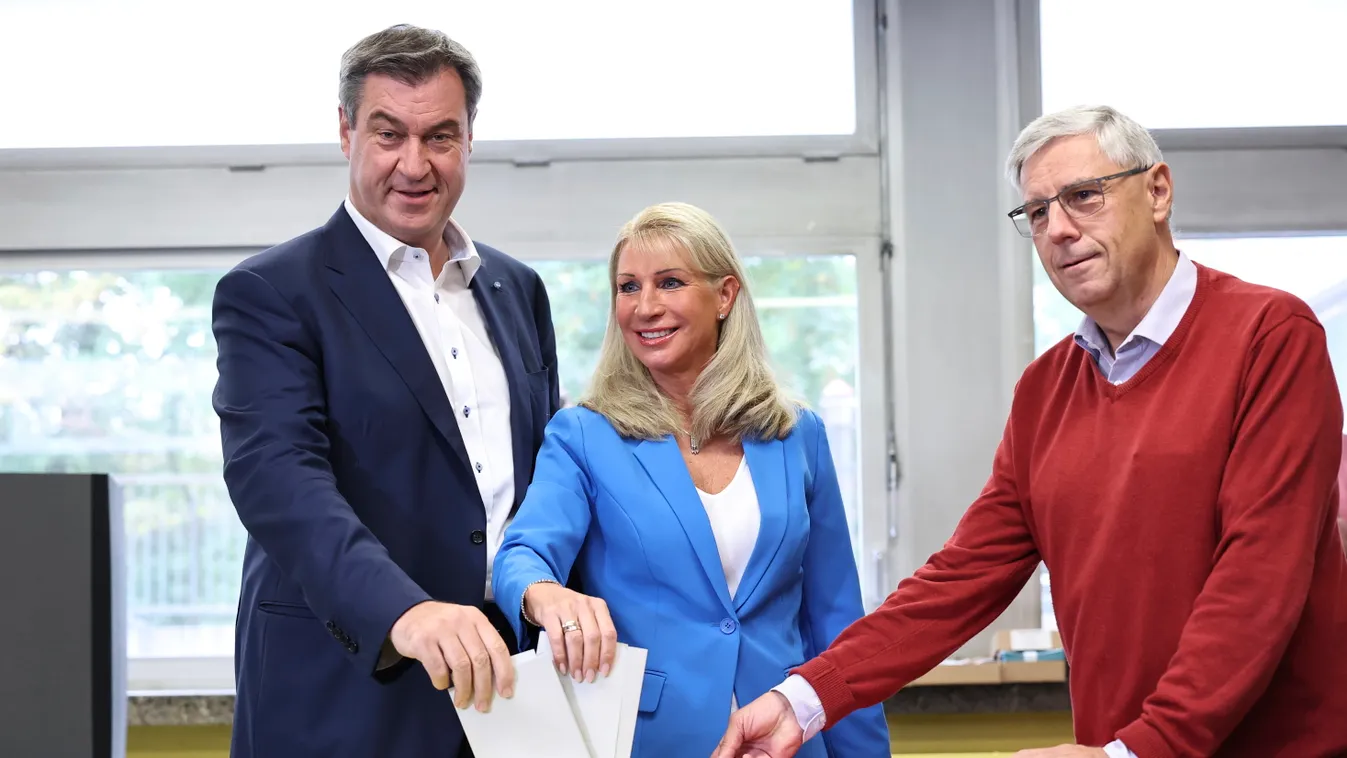 SÖDER, Markus Nürnberg, 2023. október 8.
Markus Söder bajor tartományi miniszterelnök (b) és felesége, Karin (k) leadja voksát Nürnberg egyik szavazóhelyiségében 2023. október 8-án. Ezen a napon törvényhozási (Landtag-) választásokat tartanak Bajorország 