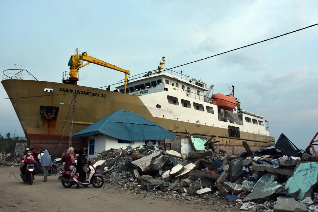 Aftermath of earthquake and tsunami waves in Indonesia EARTHQUAKE Indonesia Disaster TIDAL WAVE vessel stranded photography Palu Strand Central Sulawesi PALU, INDONESIA - OCTOBER 16: A passenger ship is stranded on the land after the 7.4 magnitude earthqu