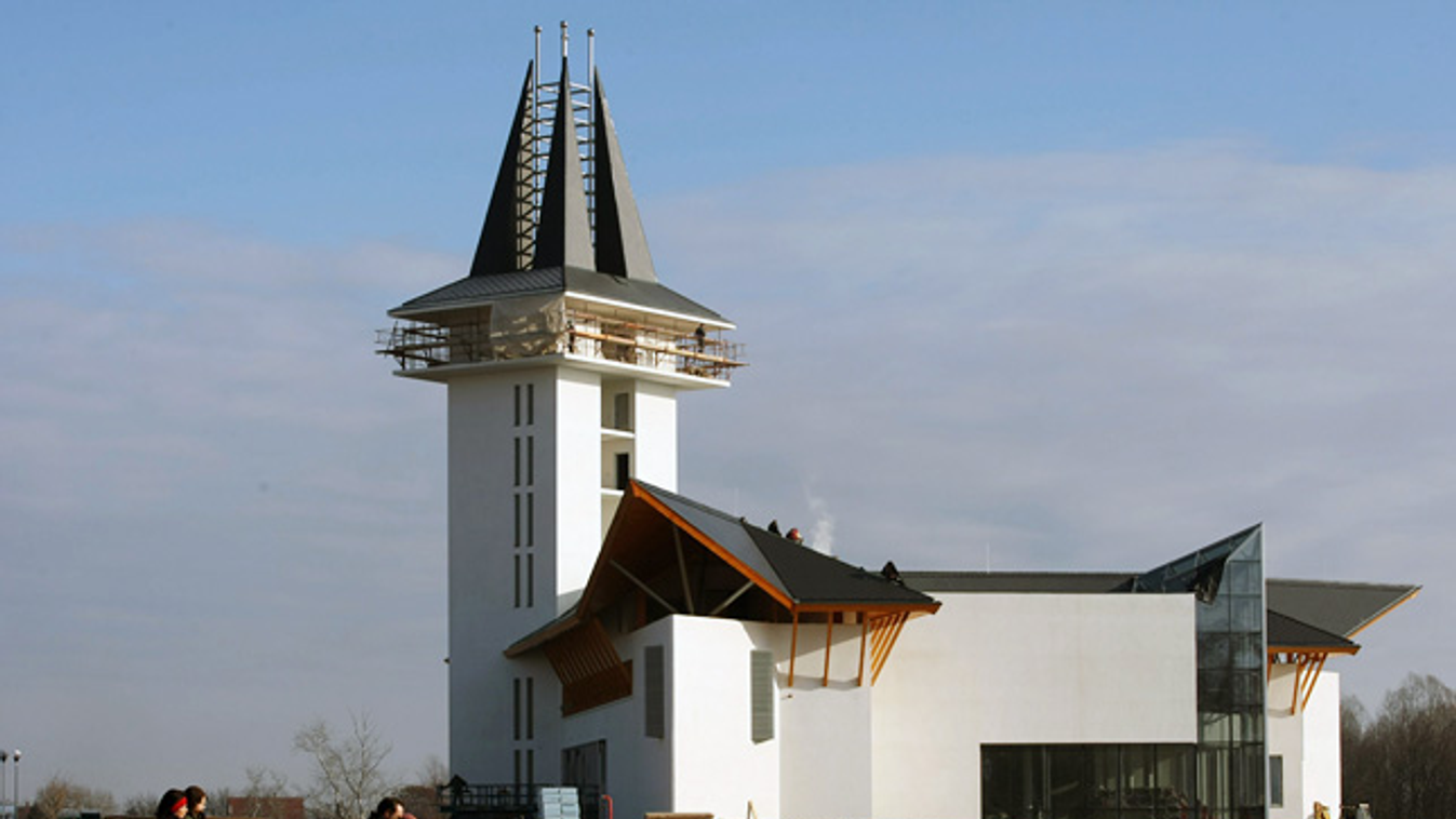 A Tisza-tavi Ökocentrum templomra emlékeztető, épülő látogatóközpontja Poroszlón. A várhatóan 2012. április végére elkészülő 4 szintes létesítmény 2600 négyzetméteren mutatja be a víztározó és a Tisza-völgy természeti csodáit