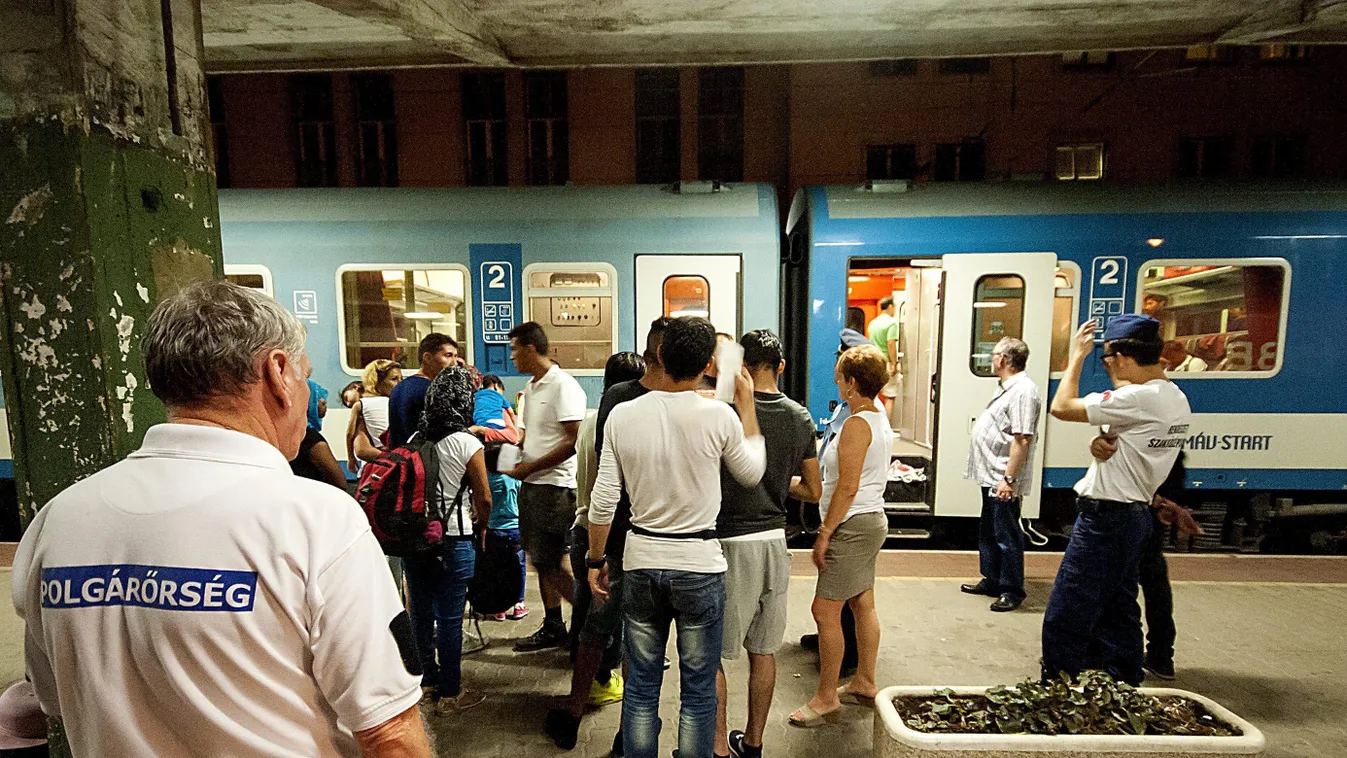 Budapest, 2015. július 24.
Migránsokat szállítanak le rendőrök egy Münchenbe tartó személyvonatról a győri vasútállomáson 2015. július 24-én hajnalban.
MTI Fotó: Krizsán Csaba 