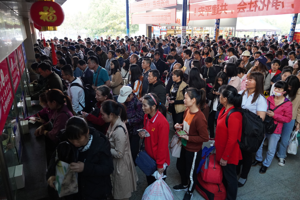 Csingming Qingming festival Nanning buszpályaudvar tömeg 