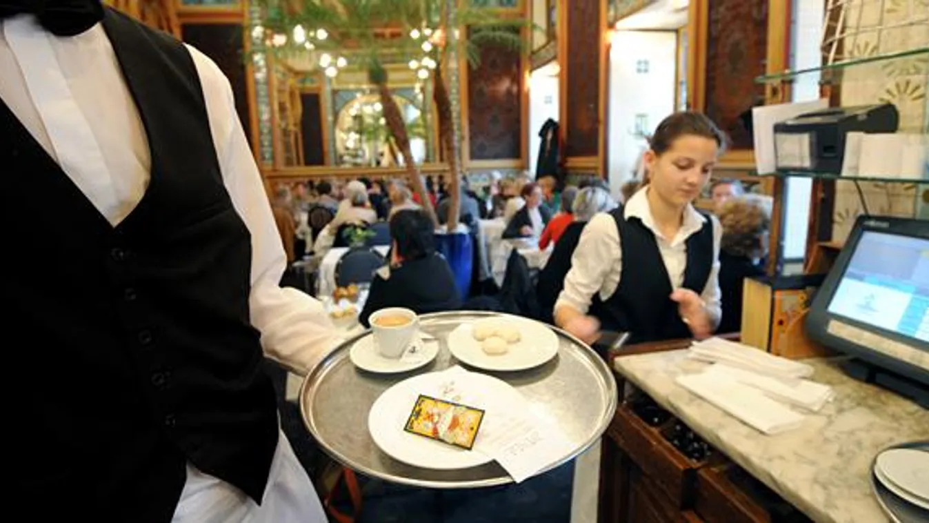 pincér, felszolgáló, kávét és süteményt szervíroz egy felszolgáló a franciaországi Nantes város La Cigale éttermében 