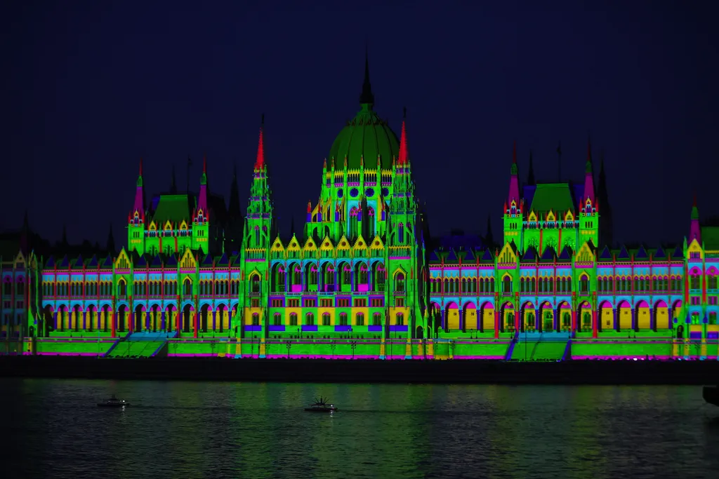 Tűzijáték, Budapest, 2022.08.27., tömeg, „Tűz és fények játéka" című műsor, fényfestés, drónshow, 