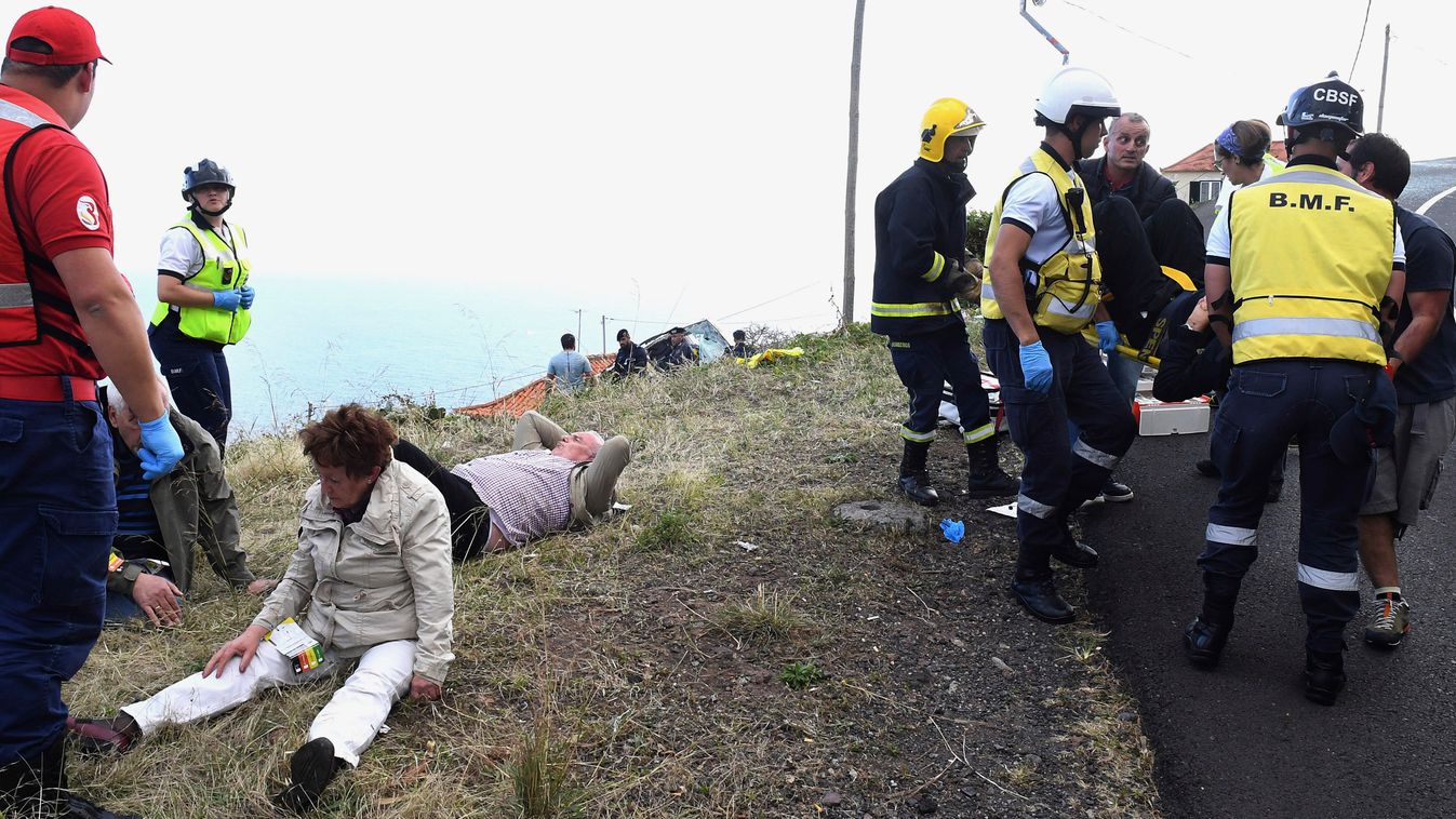 Madeira, 2019. április 18.
Mentőalakulatok tagjai a buszbaleset helyszínén a Portugáliához tartozó Madeira szigetén, Canicóban 2019. április 17-én. A buszbalesetben huszonkilencen életüket vesztették, mindannyian német állampolgárok.
MTI/AP/Rui Silva 