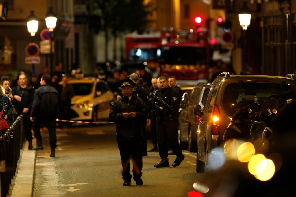 Terrortámadás Párizsban: késsel támadt járókelőkre egy férfi a belvárosban 