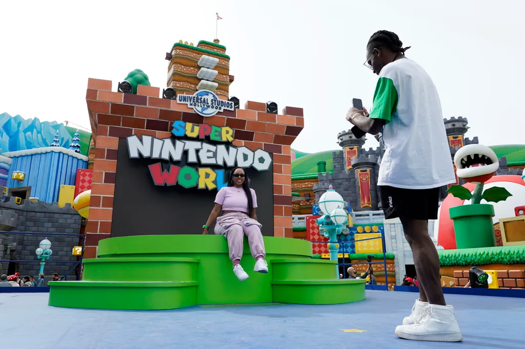 Super Nintendo World megnyitója Kaliforniában
Látogatók a Super Nintendo World főterén az Universal Studios Hollywood részeként megépített tematikus park megnyitója előtti napon, 2023. február 16-án a kaliforniai Universal Cityben.
MTI/AP/Invision/Chris P