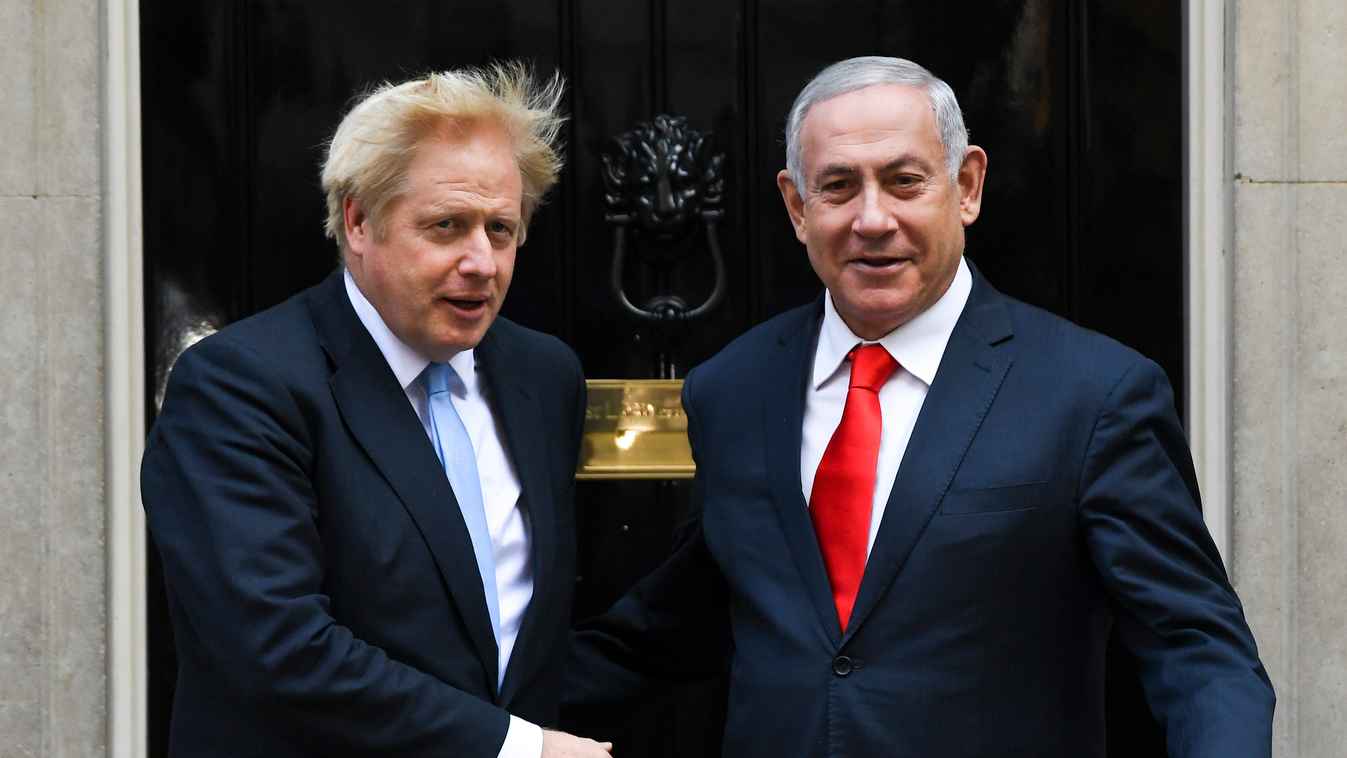 NETANJAHU, Benjámin; JOHNSON, Boris London, 2019. szeptember 5.
Benjámin Netanjahu izraeli miniszterelnököt (j) fogadja Boris Johnson brit kormányfő a londoni rezidenciájának ajtajában 2019. szeptember 5-én.
MTI/AP/Alberto Pezzali 