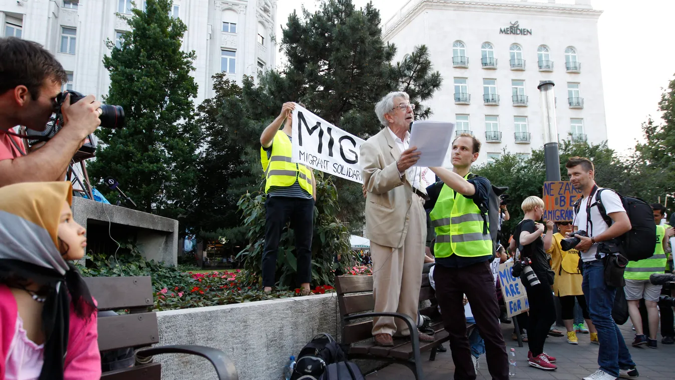 Kőszeg Ferenc Budapest, 2015. május 19.
Kőszeg Ferenc, a Magyar Helsinki Bizottság alapítója és első elnöke (k) beszél a Migráns Szolidaritás (MigSzol) Csoport Bevándorló vagyok mottóval, a nemzeti konzultáció ellen rendezett demonstrációján Budapesten, a