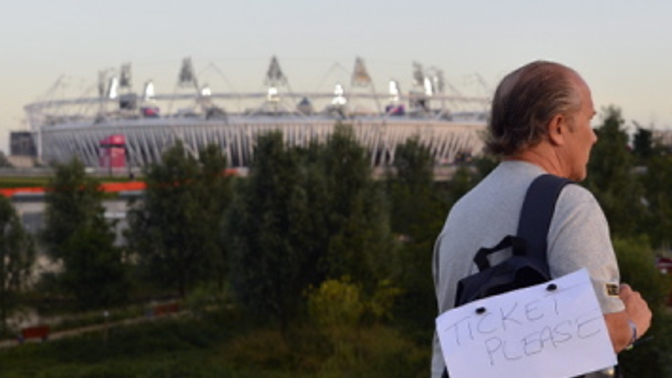 jegyet kereső szurkoló az olimpiai stadionnal a háttérben, london 2012, jegybotrány