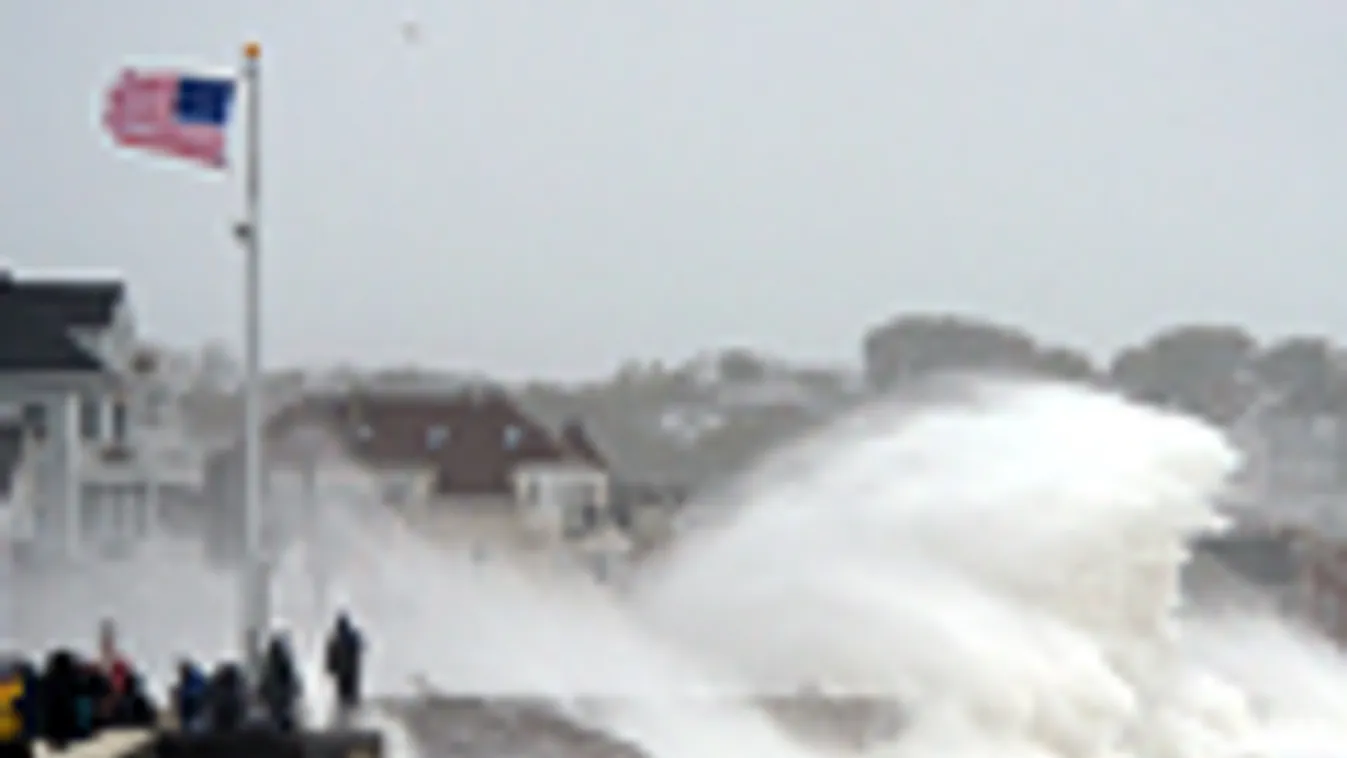 Sandy hurrikán, USA, Amerika, ház magasságú hullámok csapnak a partra a Massachusetts-i Winthropban