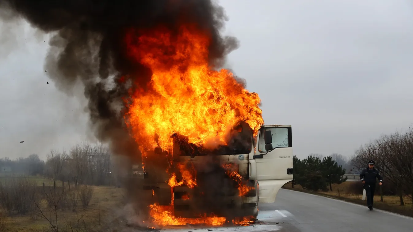 Felcsaptak a lángok, sokkoló exkluzív fotók az M4-es kamiontűzről 