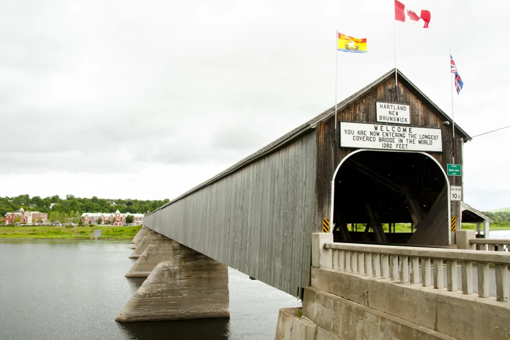 A világ hídjai galéria, A világ leghosszabb fedett hídja a Hartland/New Brunswick híd, Kanadában 