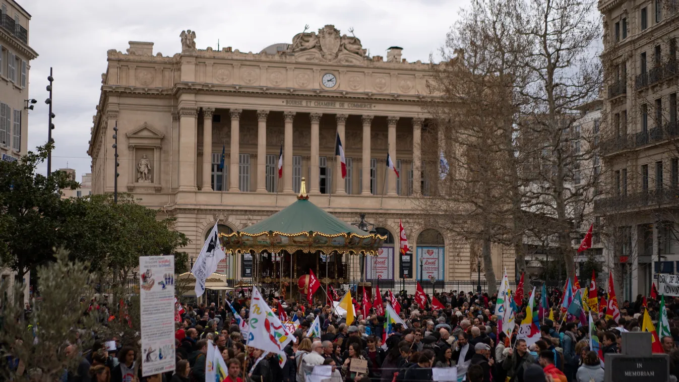 Marseille, 2023. március 18.
A francia kormány nyugdíjreformja ellen tüntetnek Marseille-ben 2023. március 18-án. A nyugdíjkorhatár 62-ről 64 évre emelését előirányzó törvényt a francia elnök parlamenti szavazás nélkül hirdeti ki, mert elfogadásához nincs