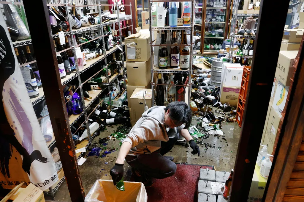 Minamisoma, 2021. február 13.
Összetört palackok hevernek a földön egy italboltban Fukusima prefektúrában 2021. február 13-án. A Japán Meteorológiai Szolgálat közlése szerint erős,  7,0-7,1-es magnitúdójú földrengés volt Japán északkeleti partjainál.
MTI/