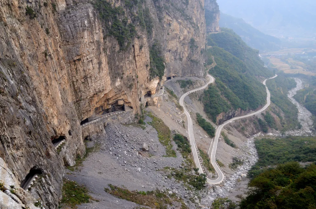 Egyedülálló látvány a falusiak által sziklába vájt út és alagútrendszer Kínában, galéria, 2023 