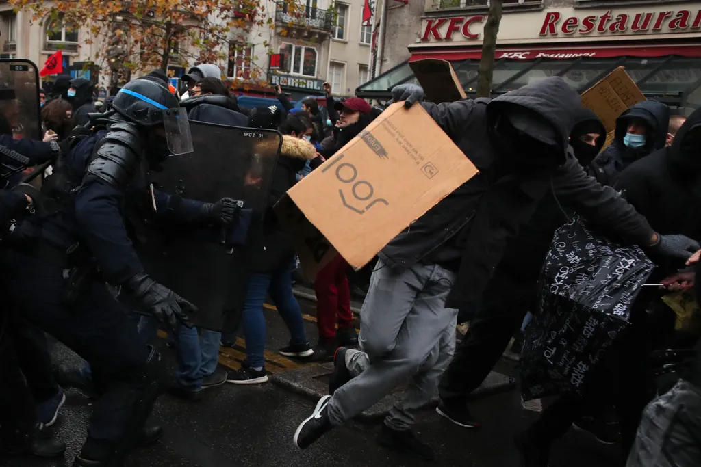 nemzetbiztonsági törvény tervezett módosítása ellen tüntetők Párizsban 