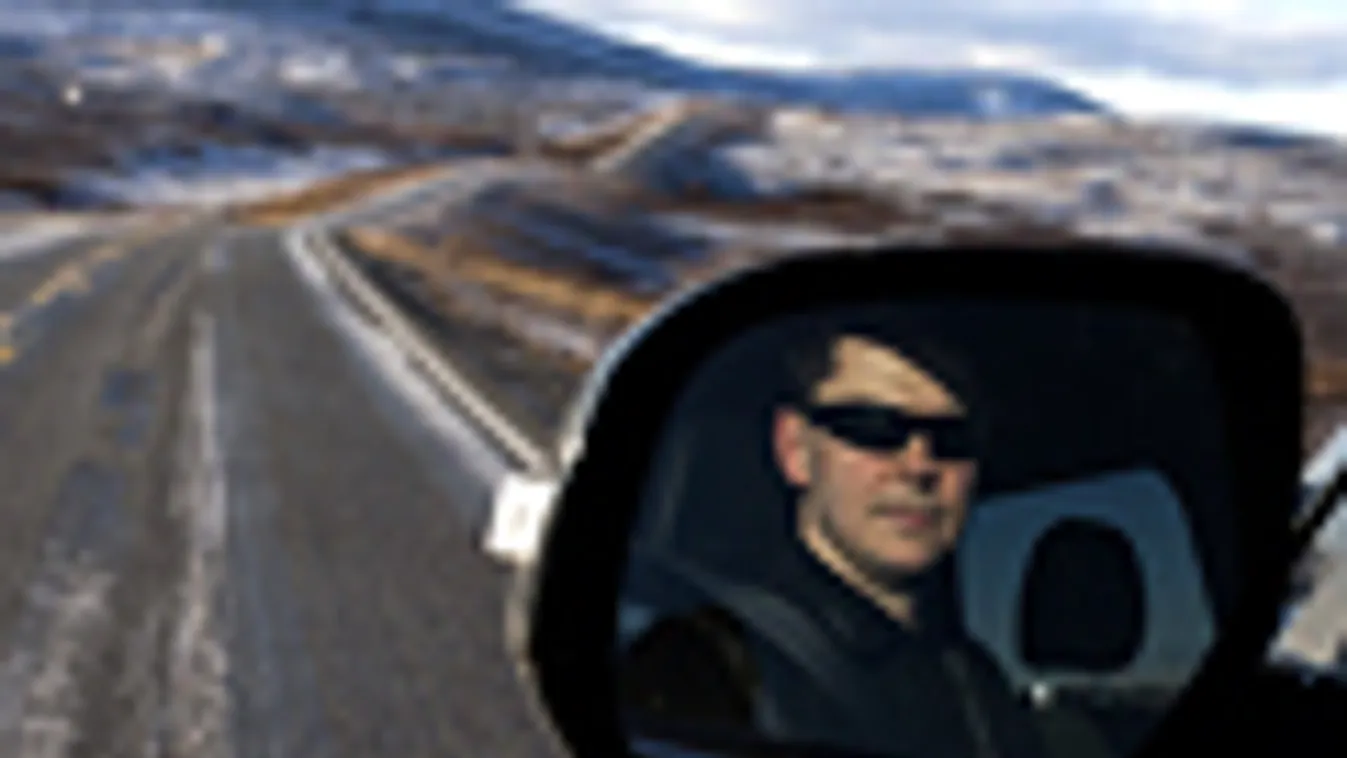 rezidensek elvándorlása, orvos, külföldi munkavállalás, Karosi Zoltán az észak-norvégiai Alta közelében ül autójában 