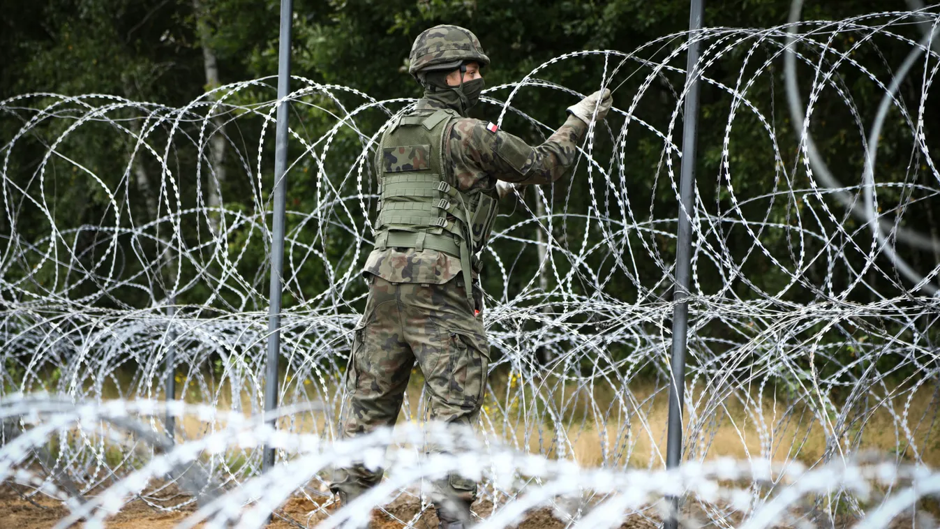 Poland Builds Fence On Belarus Border To Stop Migrant Flow belarus concertina defence emigration poland wire The Lukashenko regime 100 kilometer long fence Polish Army concertina wire last year EU sanctions Belarusian border soldiers Krynki 27 August halt