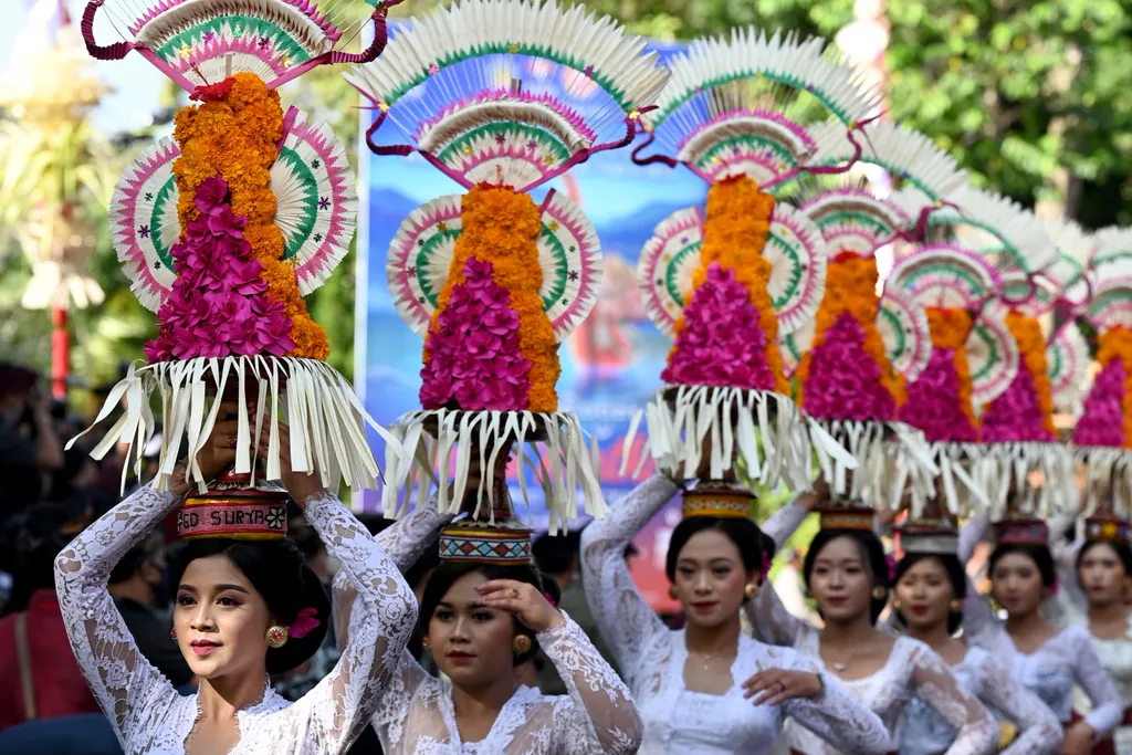 Bali, fesztivál, 2022. 06. 12. indonézia, művész parádé 