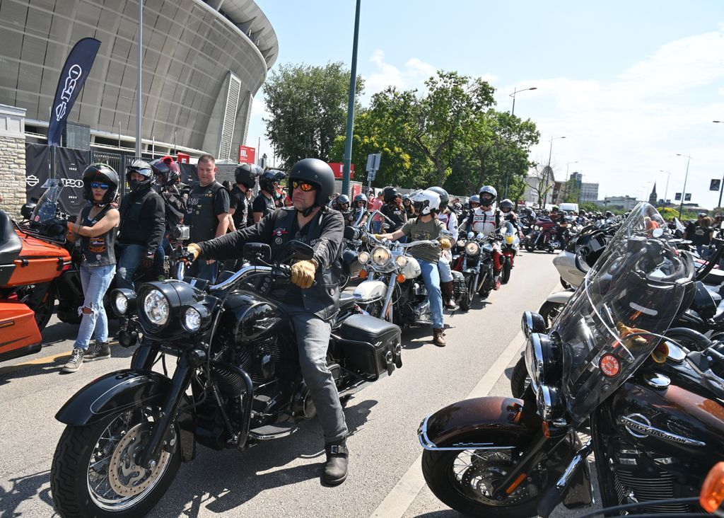 Budapest, Motorosok a Harley-Davidson amerikai motorkerékpár-gyártó fennállásának 120 éves jubileuma alkalmából szervezett budapesti fesztivál, Szabadság híd, 2023. 06. 24. 