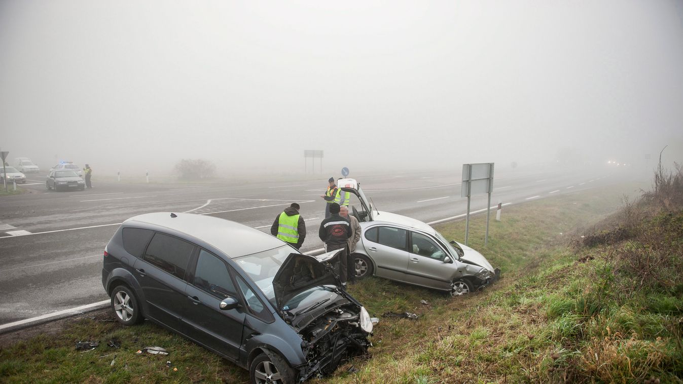 Pécs, 2014. november 10.
Baleset helyszíne Pécsett, az 58-os számú út pogányi elágazásnál, ahol eddig tisztázatlan okok miatt nyolc autó ütközött 2014. november 10-én. A balesetben egy ember súlyosan, három könnyebben sérült.
MTI Fotó: Sóki Tamás 