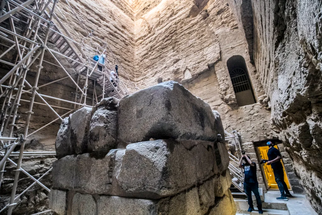Dzsószer fáraó megnyitott déli sírkamrája Szakkarában 