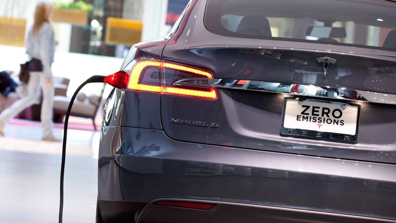 Tesla Model S elektromos autó töltőre téve New Jerseyben 